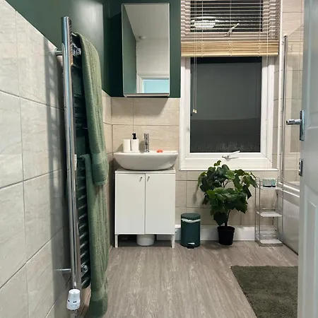 Modern 6-bed Near Centre *