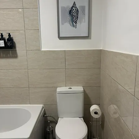 Modern 6-bed Near Centre Apartment *