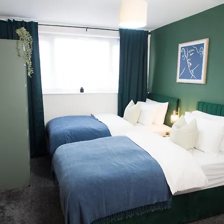 Modern 6-bed Near Centre Apartment