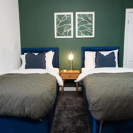 Modern 6-bed Near Centre