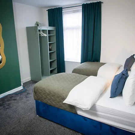 Modern 6-bed Near Centre Apartment *