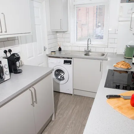 Modern 6-bed Near Centre Apartment