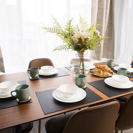 Modern 6-bed Near Centre * Leeds (West Yorkshire)