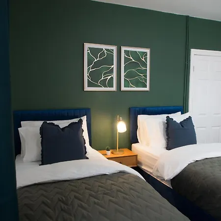 Modern 6-bed Near Centre Apartment *