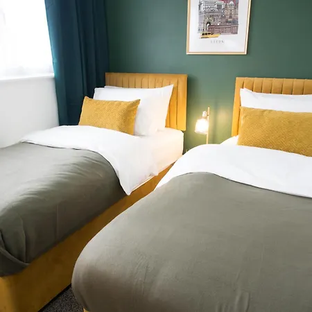Modern 6-bed Near Centre Apartment *