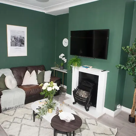 Modern 6-bed Near Centre