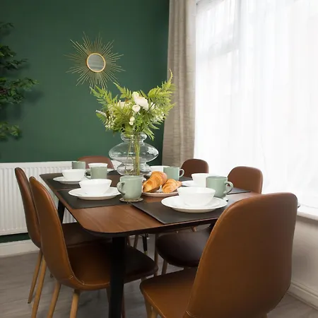 Modern 6-bed Near Centre